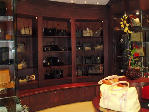 Dooney & Bourke